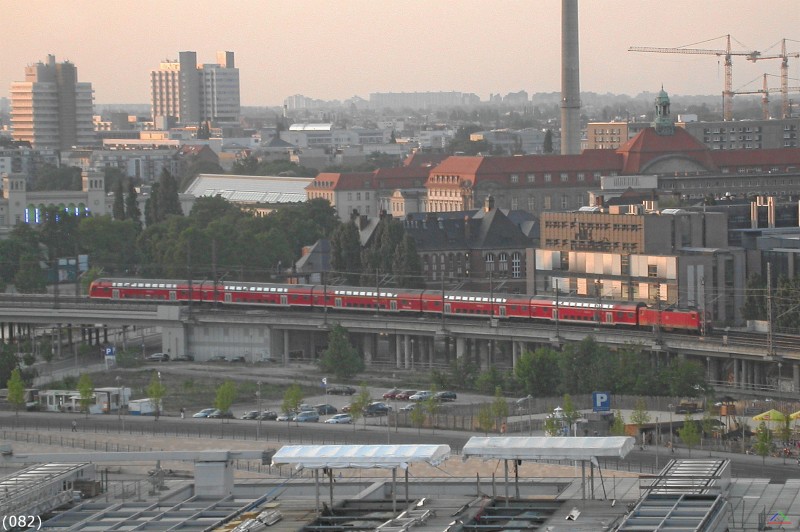 Bahn 082.jpg - Ein RE in Berlin auf der Strecke zwischen Hbf und Friedrichstraße.